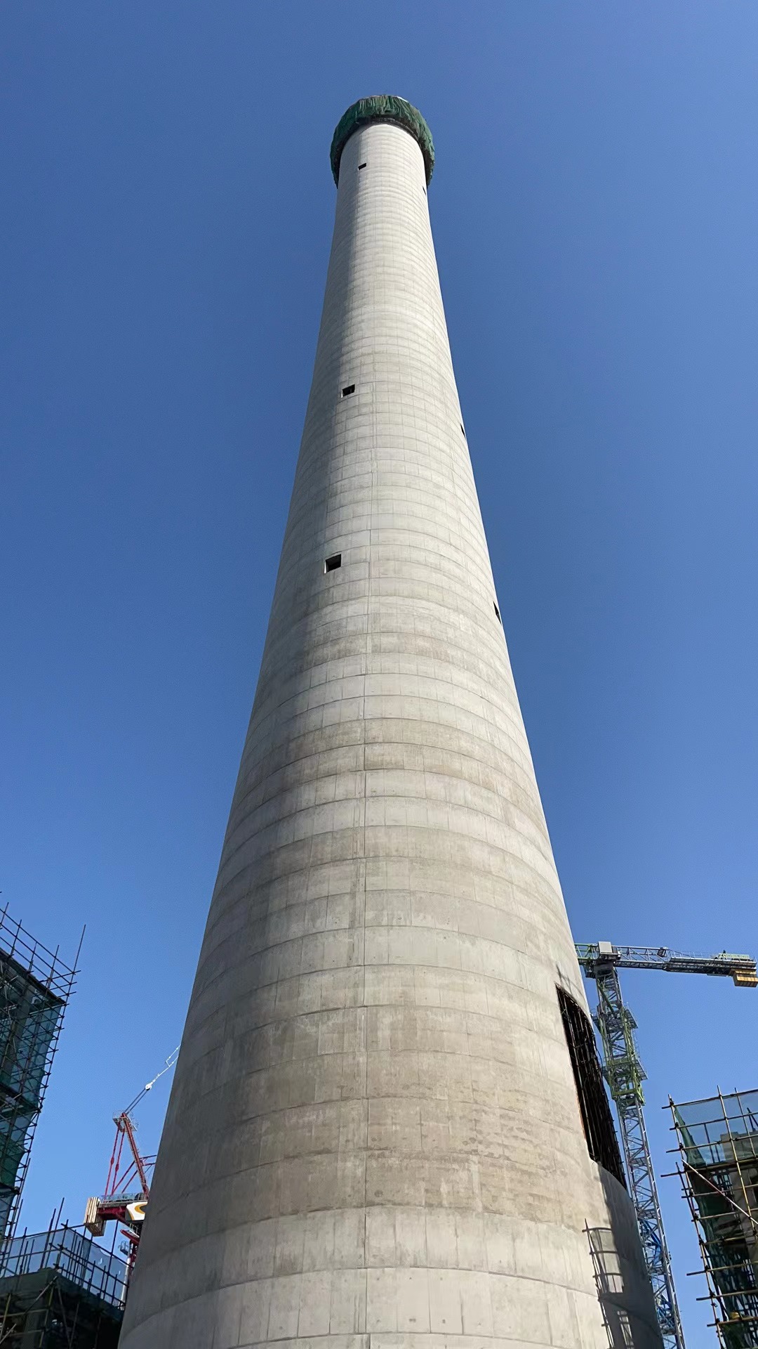 The new 180-meter chimney was successfully capped, see more